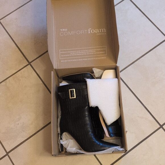 NEW Journee Collection Elanie Black Bootie Gold Tone Buckle Size 8.5 - Picture 2 of 10
